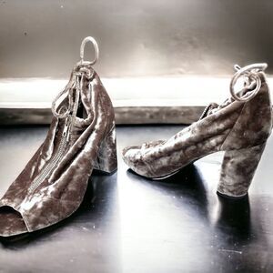REPORT l Velvet l Zip-up l Block Heel l Peep-toe l Size 7 l NWOT